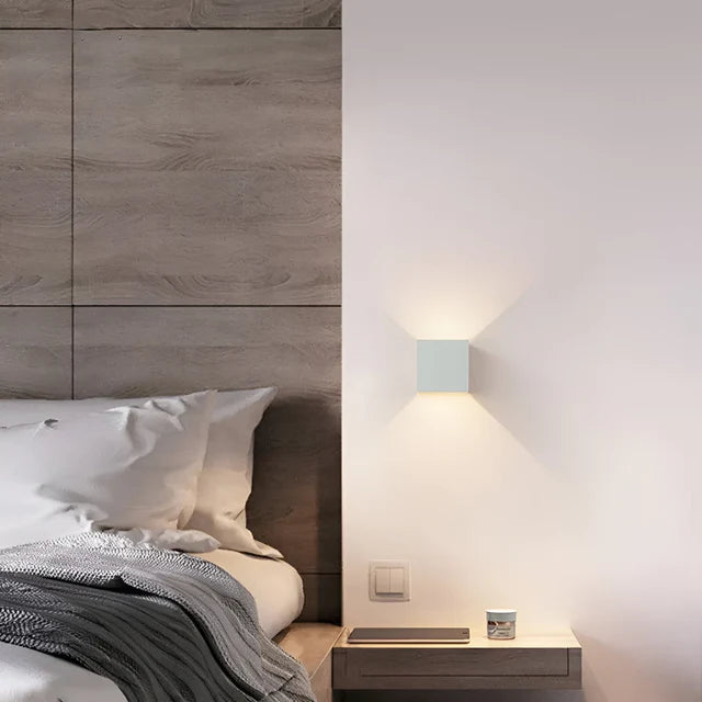 Kabellose Wandleuchte für Innen und Außen | LED Wandlampe mit Akku und Sensor in Schwarz und Weiß